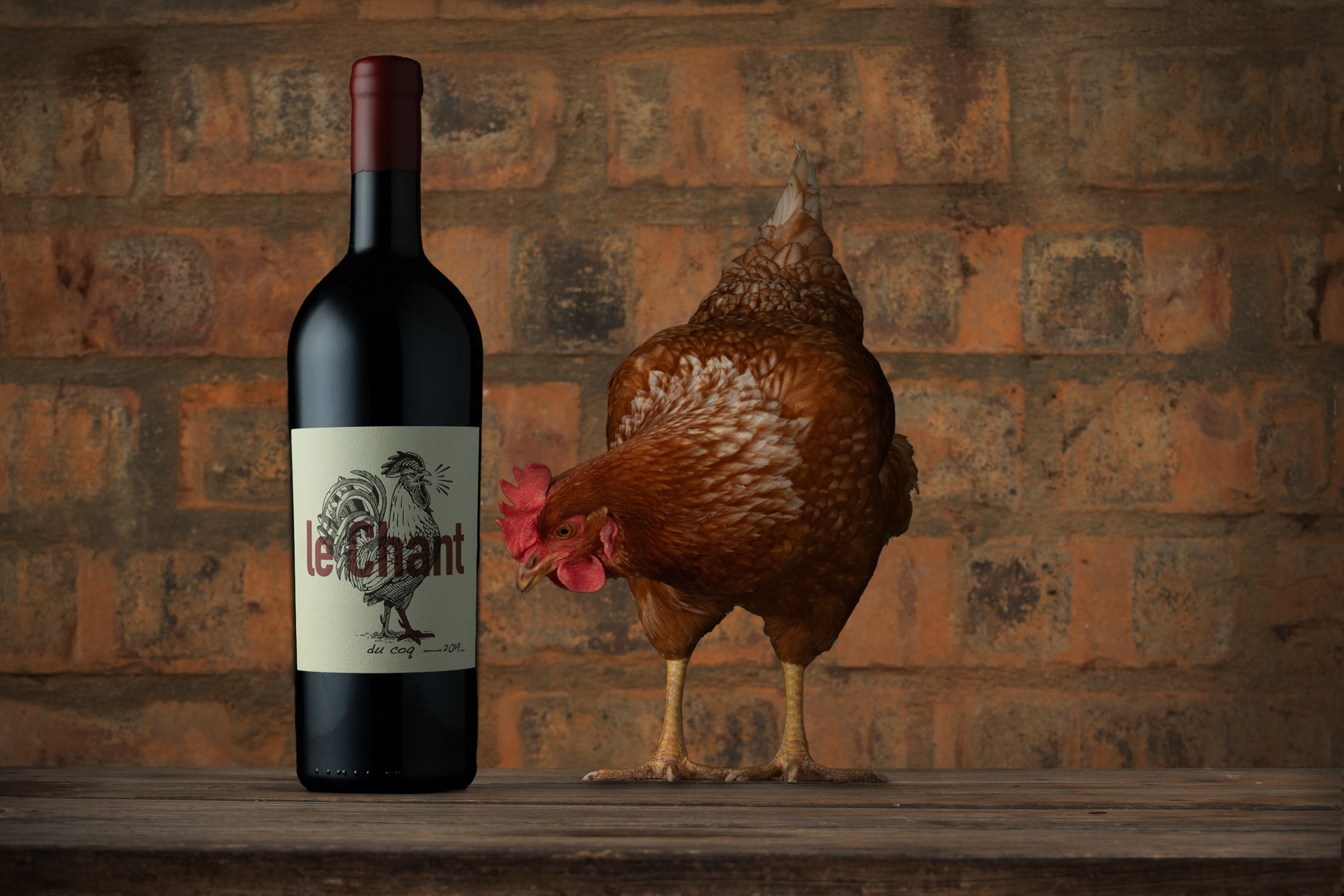 Le Chant wine bottle with a curious chicken