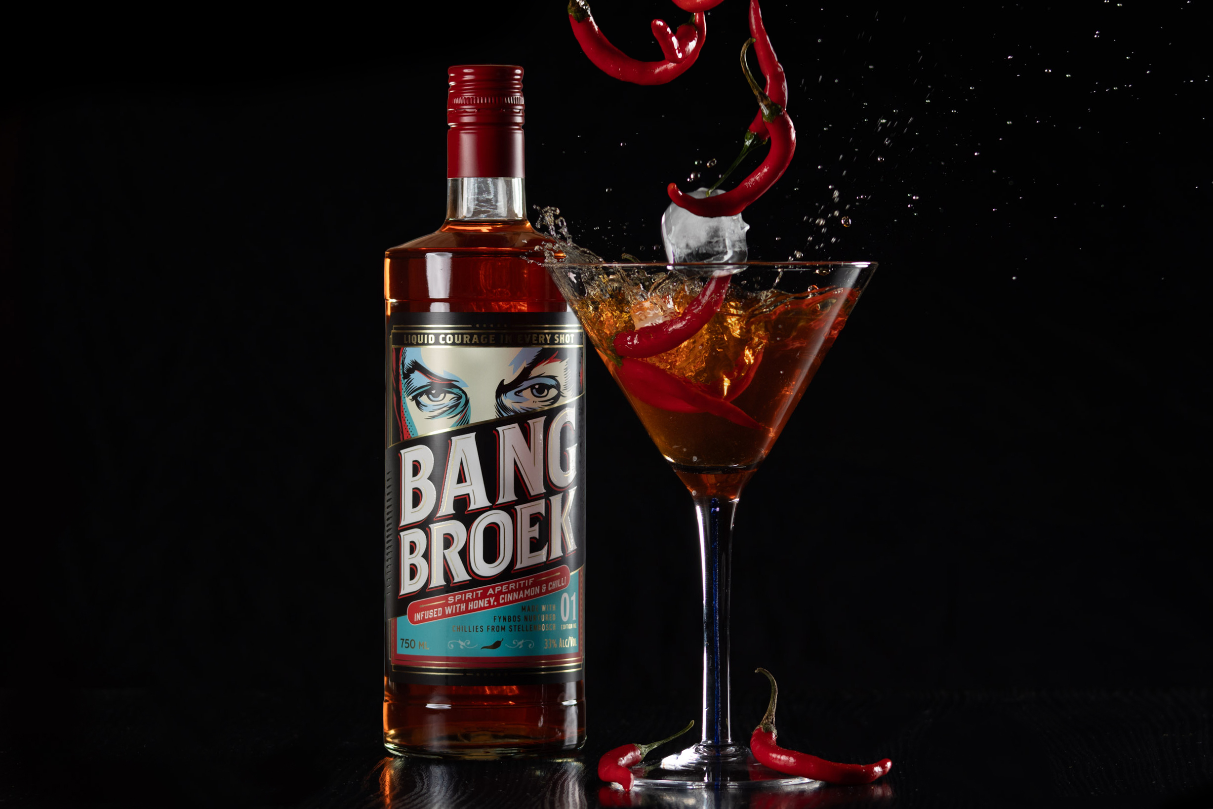 Bangbroek Aperitif cocktail with chillies splashing